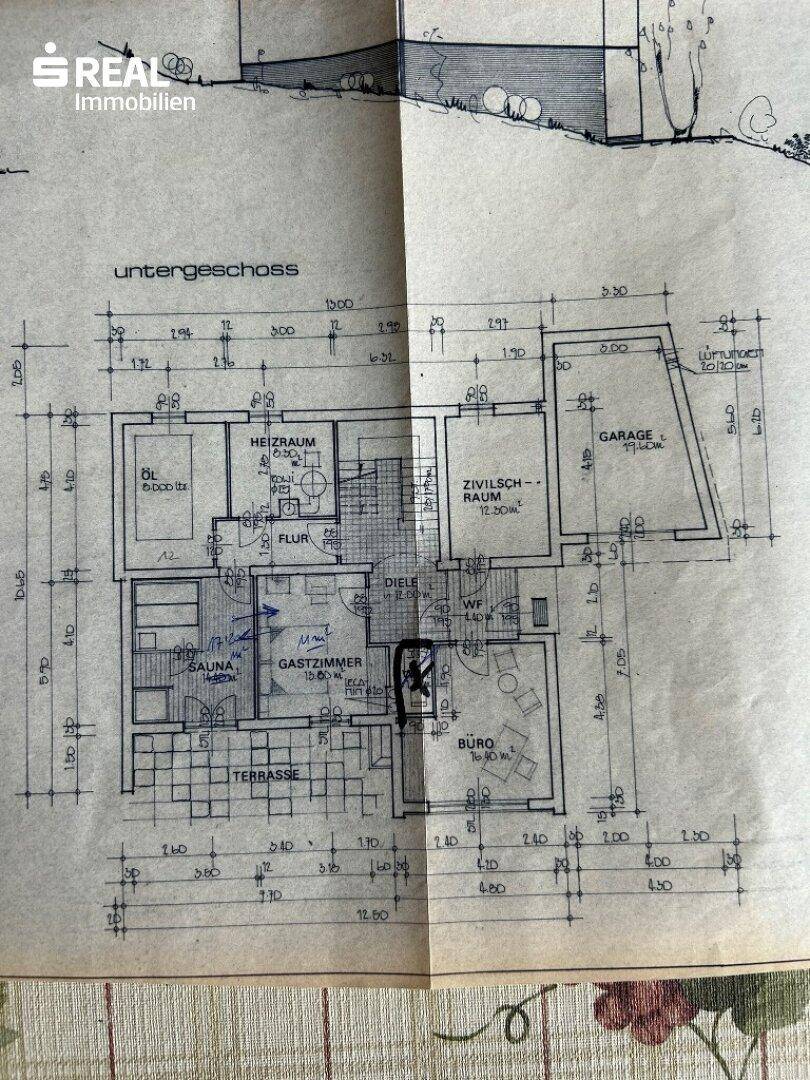 Grundriss des Untergeschosses mit Heizraum, Gästezimmer, Sauna, Terrasse und Garage.
