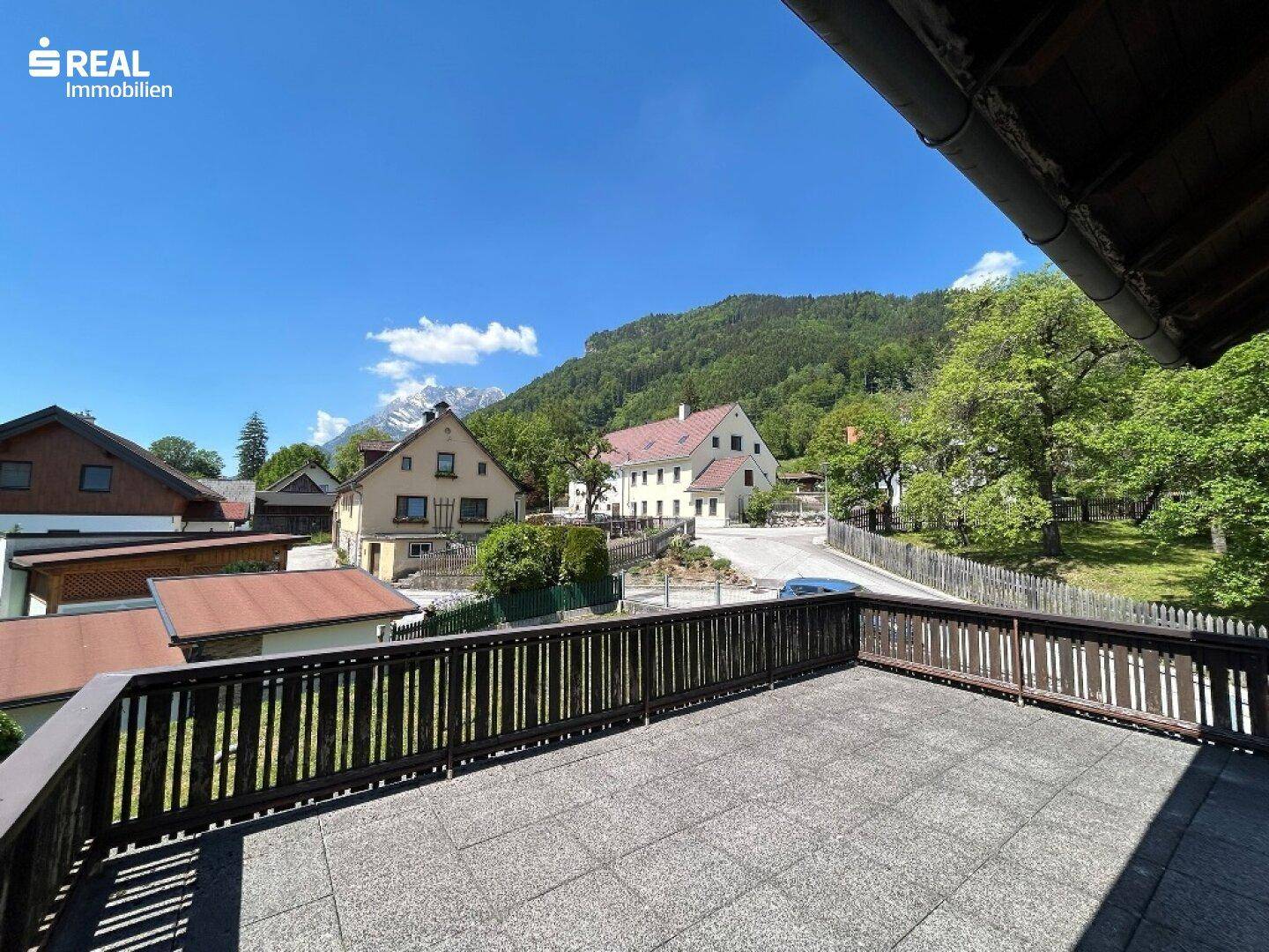 Geräumige Terrasse mit Bergblick und umliegender Natur, ideal für Entspannung im Freien.