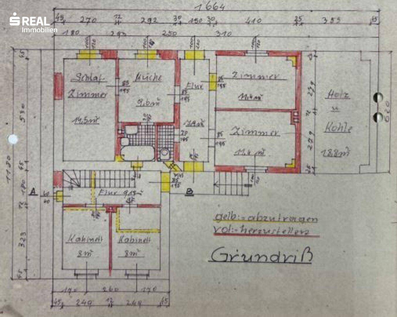 Handgezeichneter Grundriss des Erdgeschosses mit Raumaufteilung und Maßen.