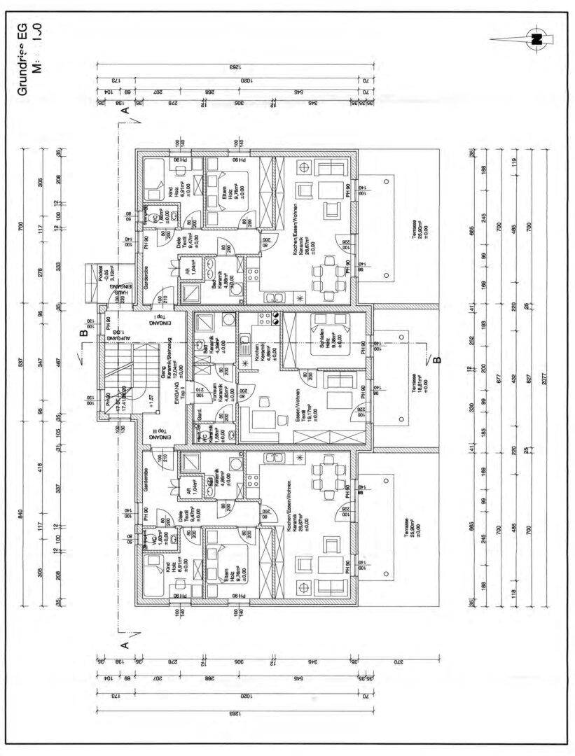 Grundriss des Erdgeschosses mit Terrassen, Gärten und effizienter Raumgestaltung der Wohneinheiten.