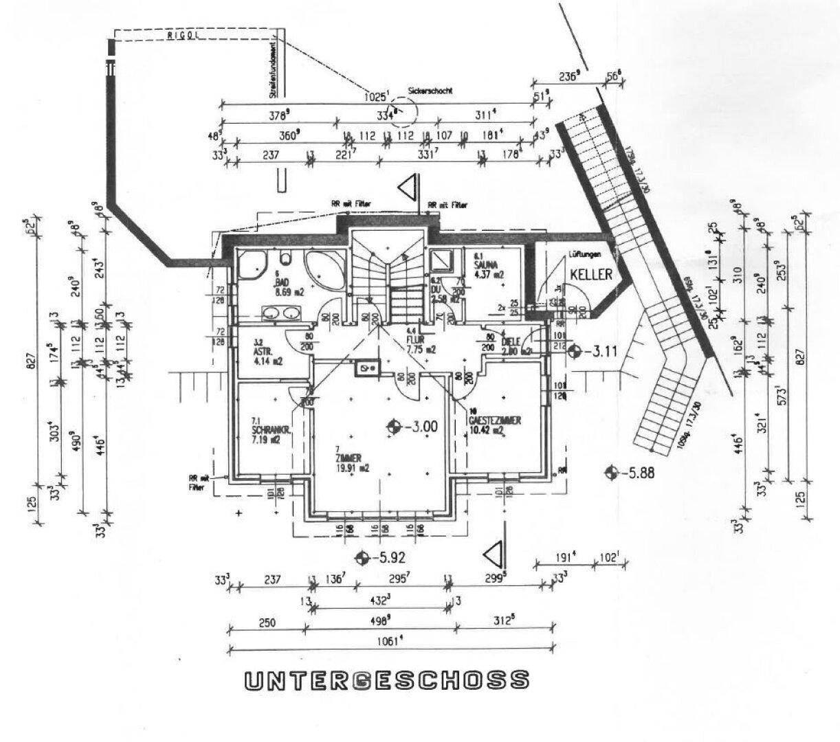 Grundriss des Untergeschosses mit Schlafzimmern, Bad und Keller.