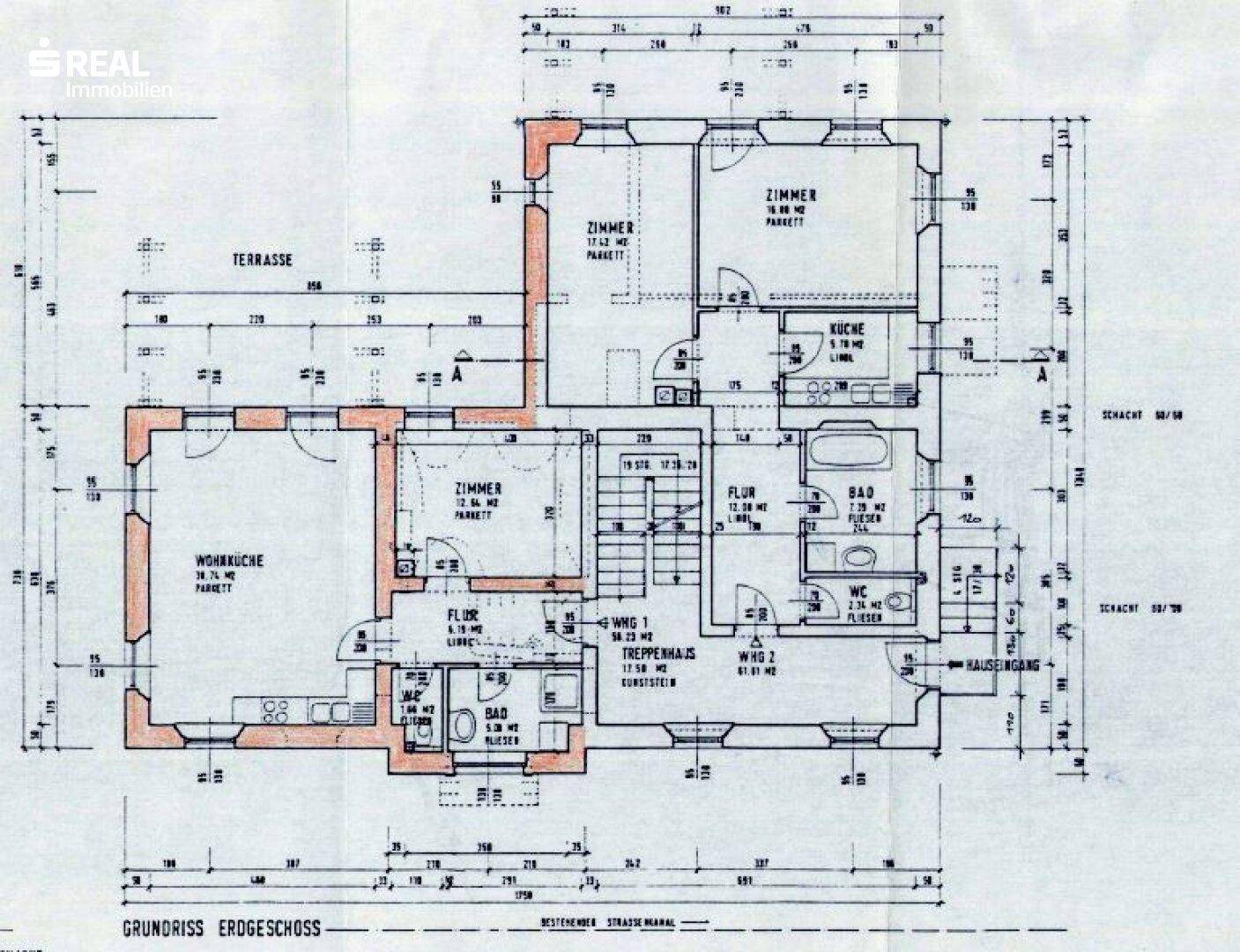 Grundriss des Erdgeschosses mit Wohnküche, Zimmern, Bad, WC und Terrasse.