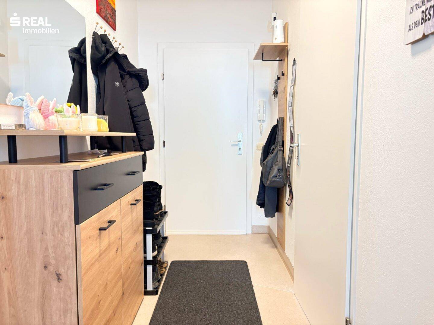 Moderner Eingangsbereich mit Garderobe, Schuhschrank und Spiegel für den täglichen Gebrauch.