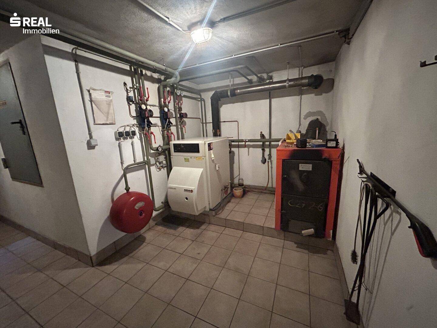 Heizungsraum im Keller mit verschiedenen Anlagen und Leitungen für die Haustechnik.