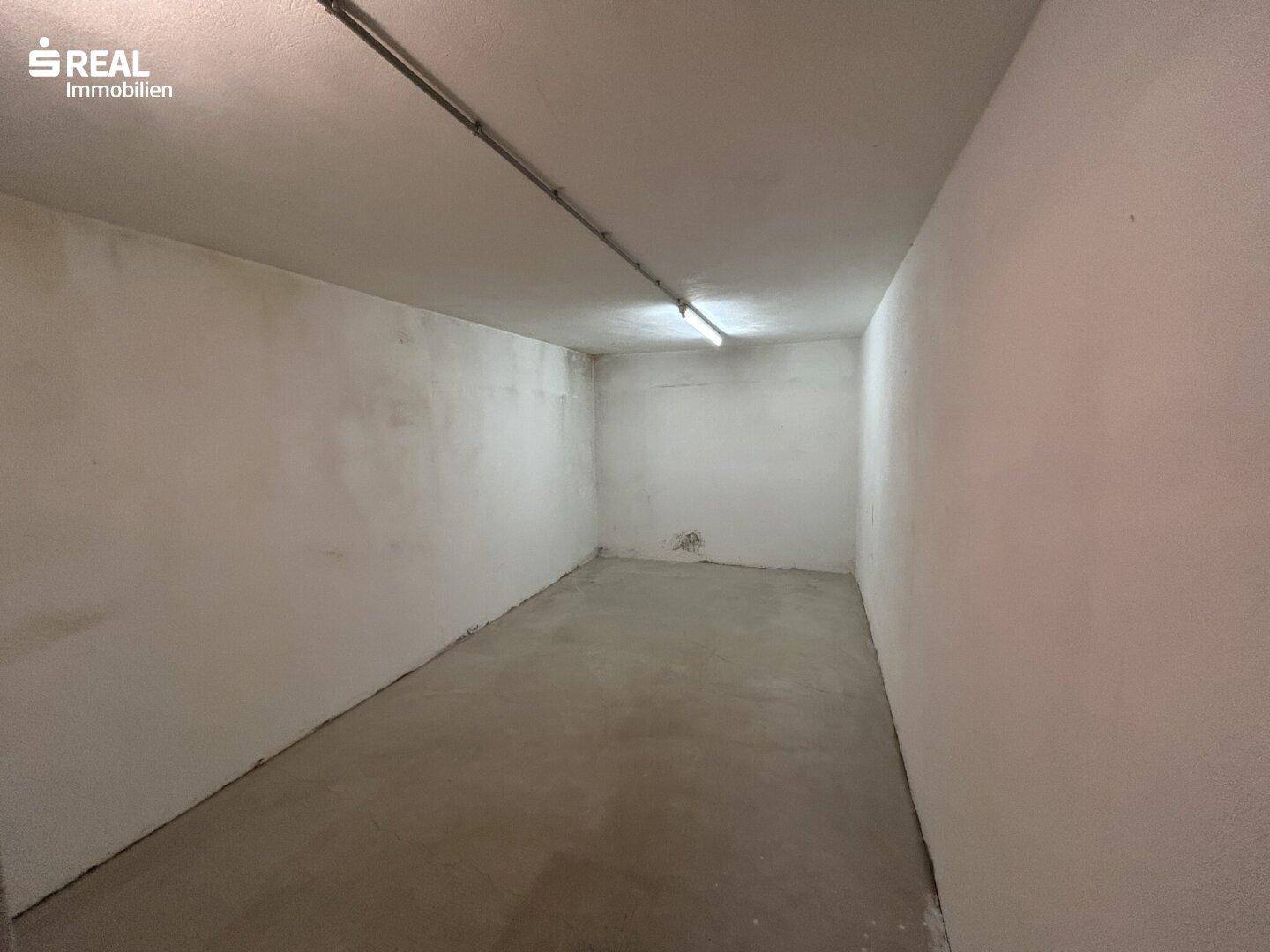 Unmöblierter Kellerraum mit Betonboden und weißen Wänden, vielseitig nutzbar als Lagerfläche.