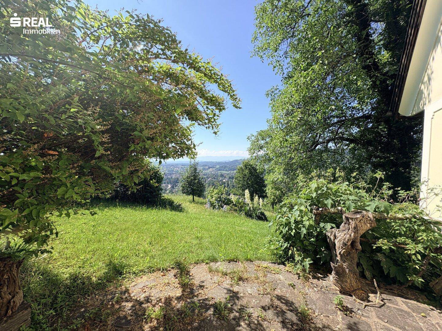 Großer Rasenbereich mit weitem Blick über die Landschaft und die darunter liegende Stadt.