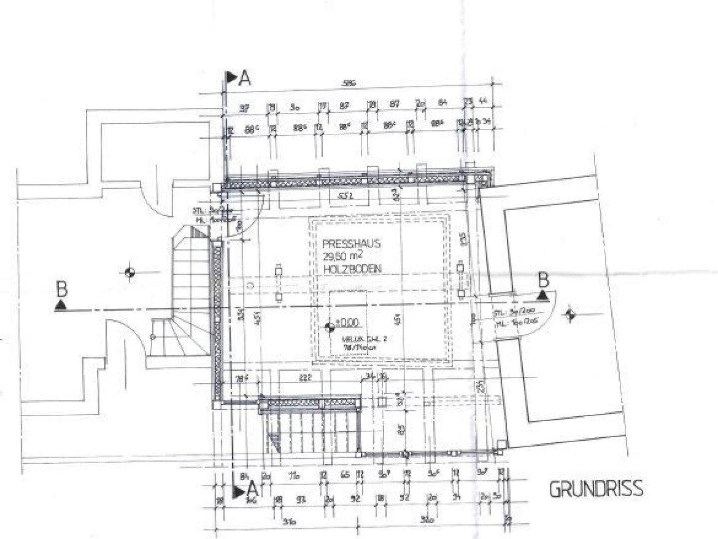 Detaillierter Grundriss des Presshauses mit Holzfußboden und Treppenaufgang.