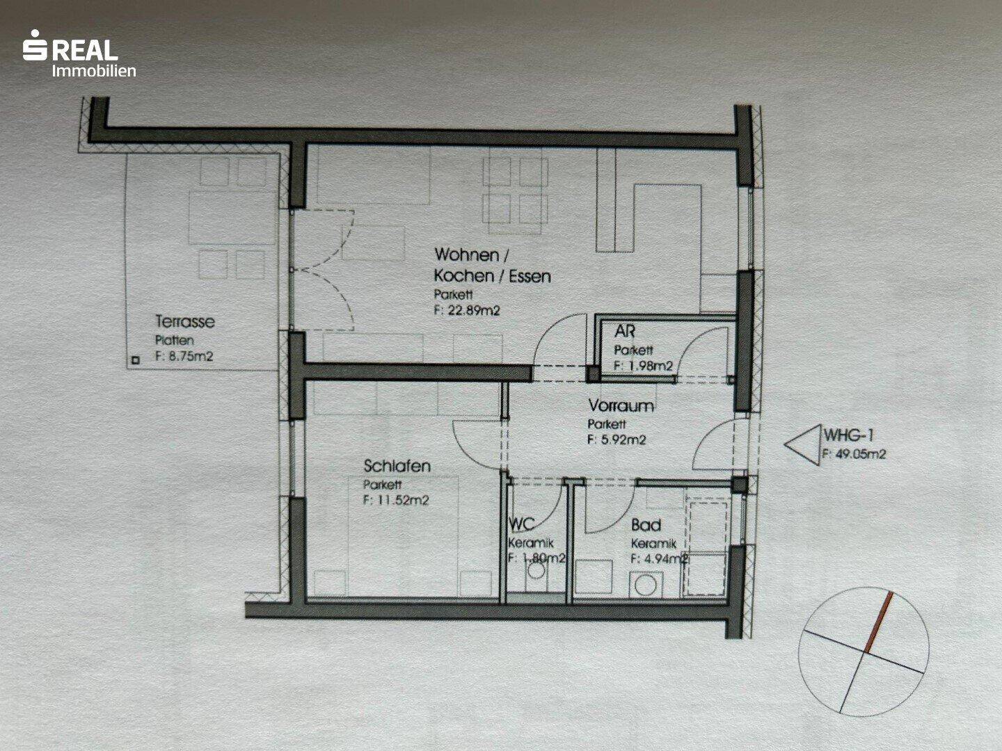 Grundriss der Wohnung mit offenem Wohnbereich, Schlafzimmer und Terrasse.