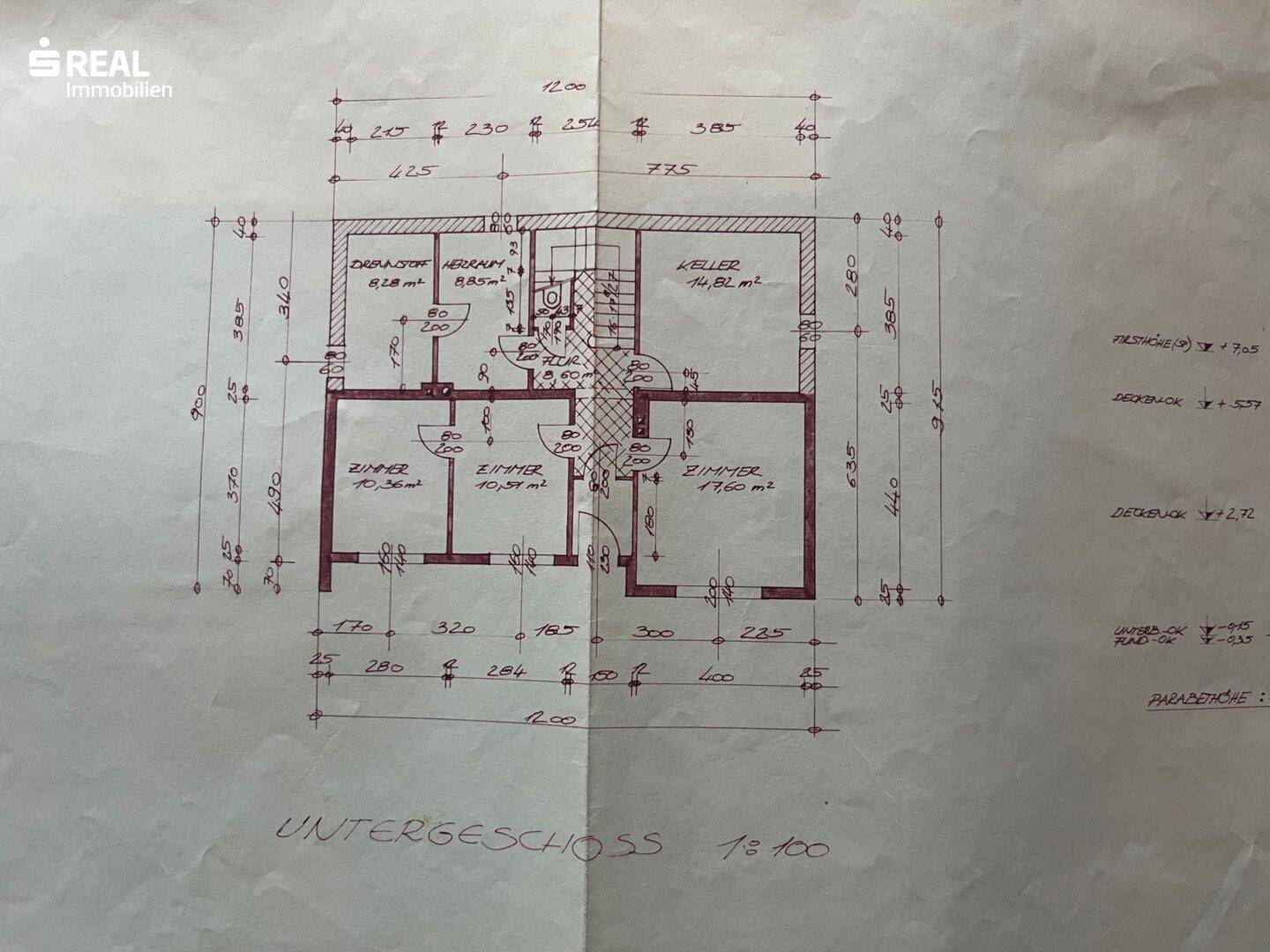 Handgezeichneter Grundriss des Untergeschosses mit verschiedenen Kellerräumen und Abmessungen.