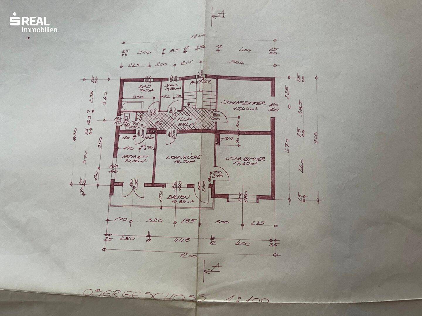 Handgezeichneter Grundriss des Obergeschosses mit Schlafzimmern, Wohnküche und Balkon.