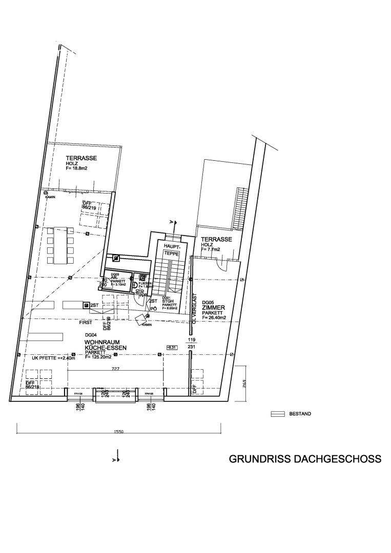 Grundriss des Dachgeschosses mit großem Wohn-Essbereich, Küche und Terrassen.