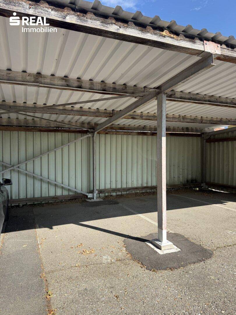 Überdachter Stellplatz für Fahrzeuge, bietet Schutz vor Witterungseinflüssen.