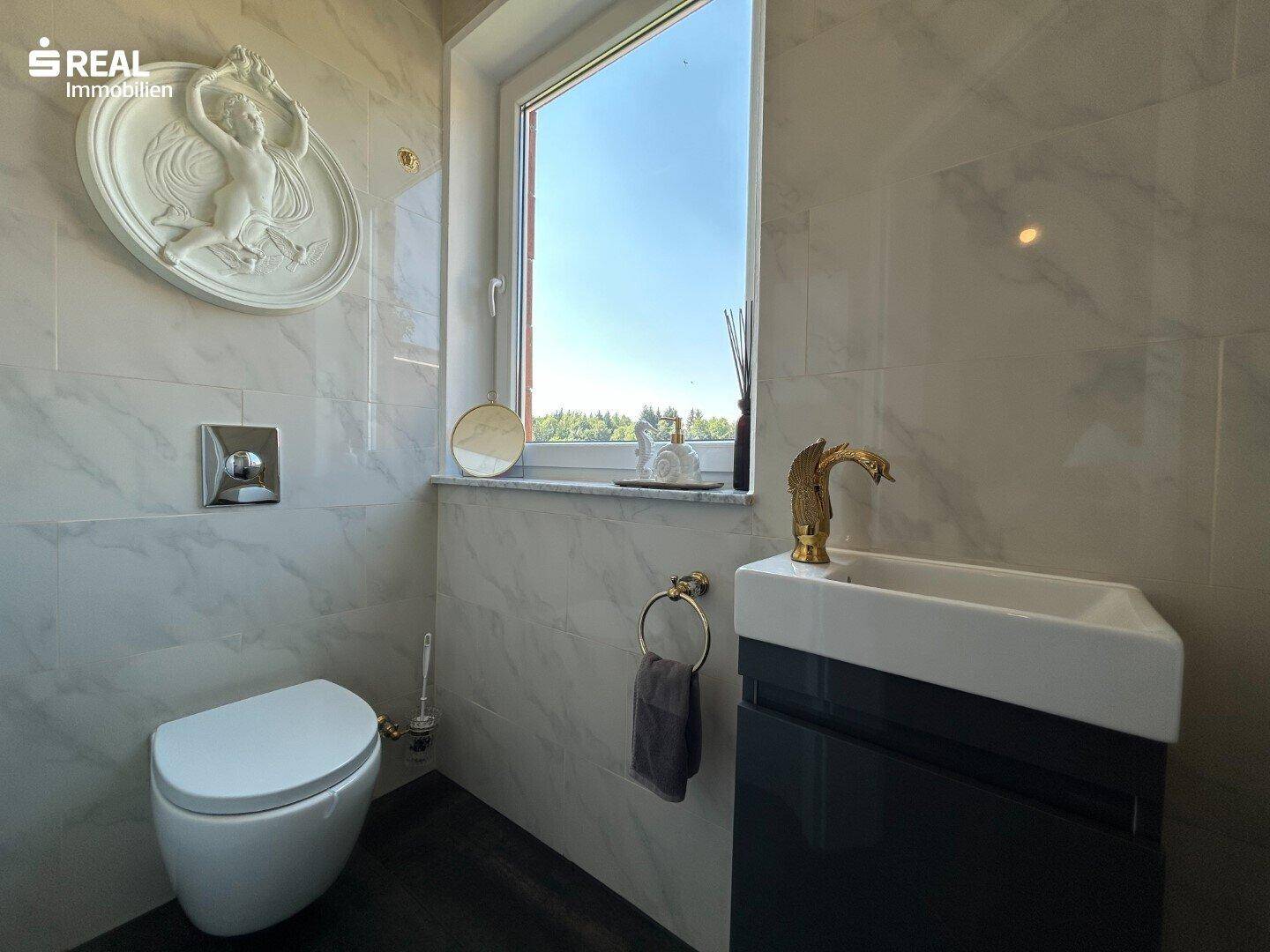Elegantes Gäste-WC mit modernem Waschbecken, Wand-WC und Fenster.