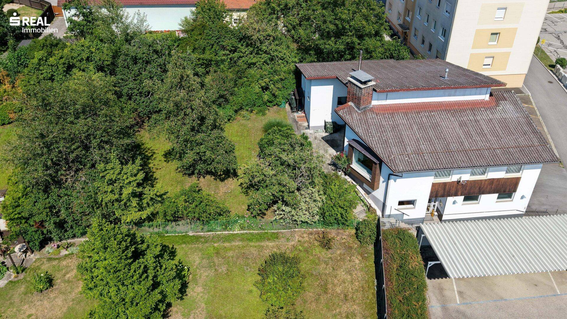 Luftaufnahme des Hauses mit großem, grünen Garten und vielen Bäumen in ländlicher Umgebung.