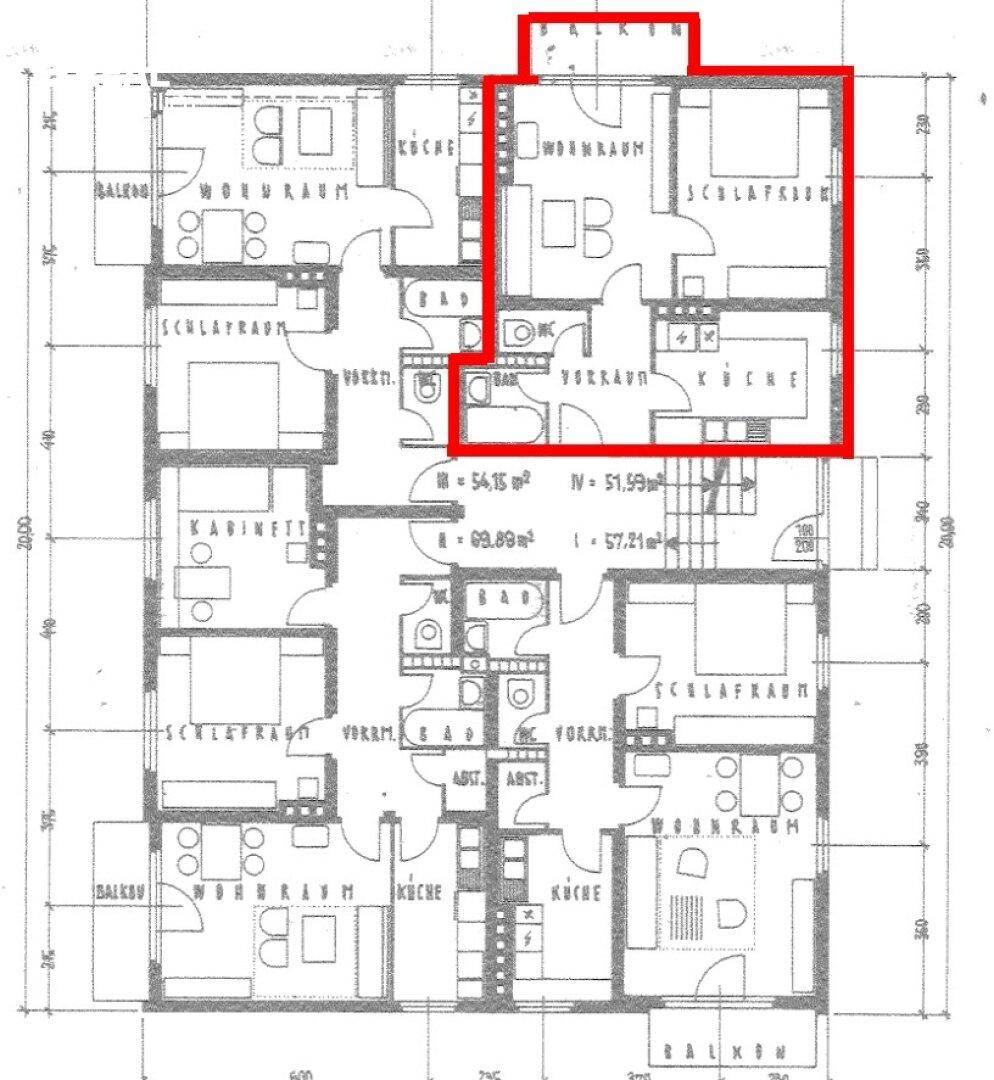 Grundrissplan einer Wohnung mit mehreren Zimmern und Balkon.