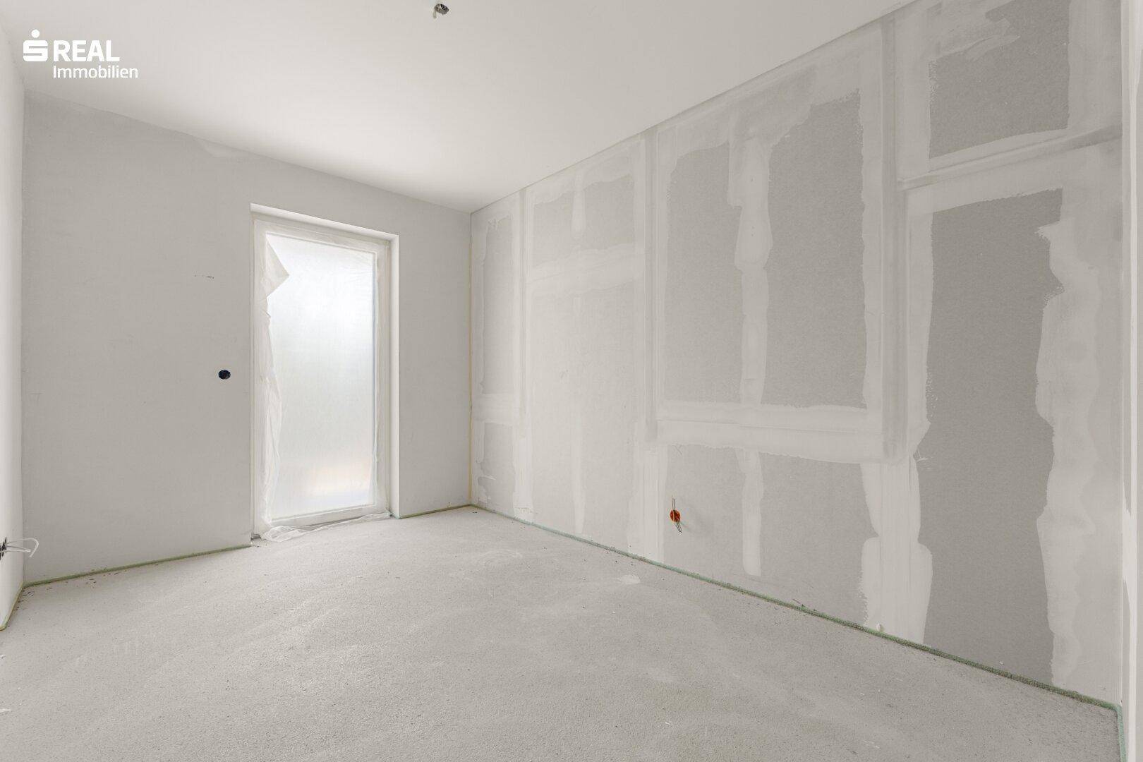 Unfertiges Zimmer im Rohbau mit einer Tür oder einem Fenster, bereit für den Innenausbau.
