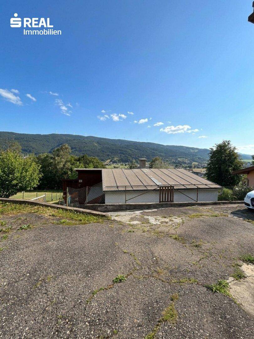 Gesamtansicht des Anwesens mit weitem Blick auf die umliegende Berglandschaft.