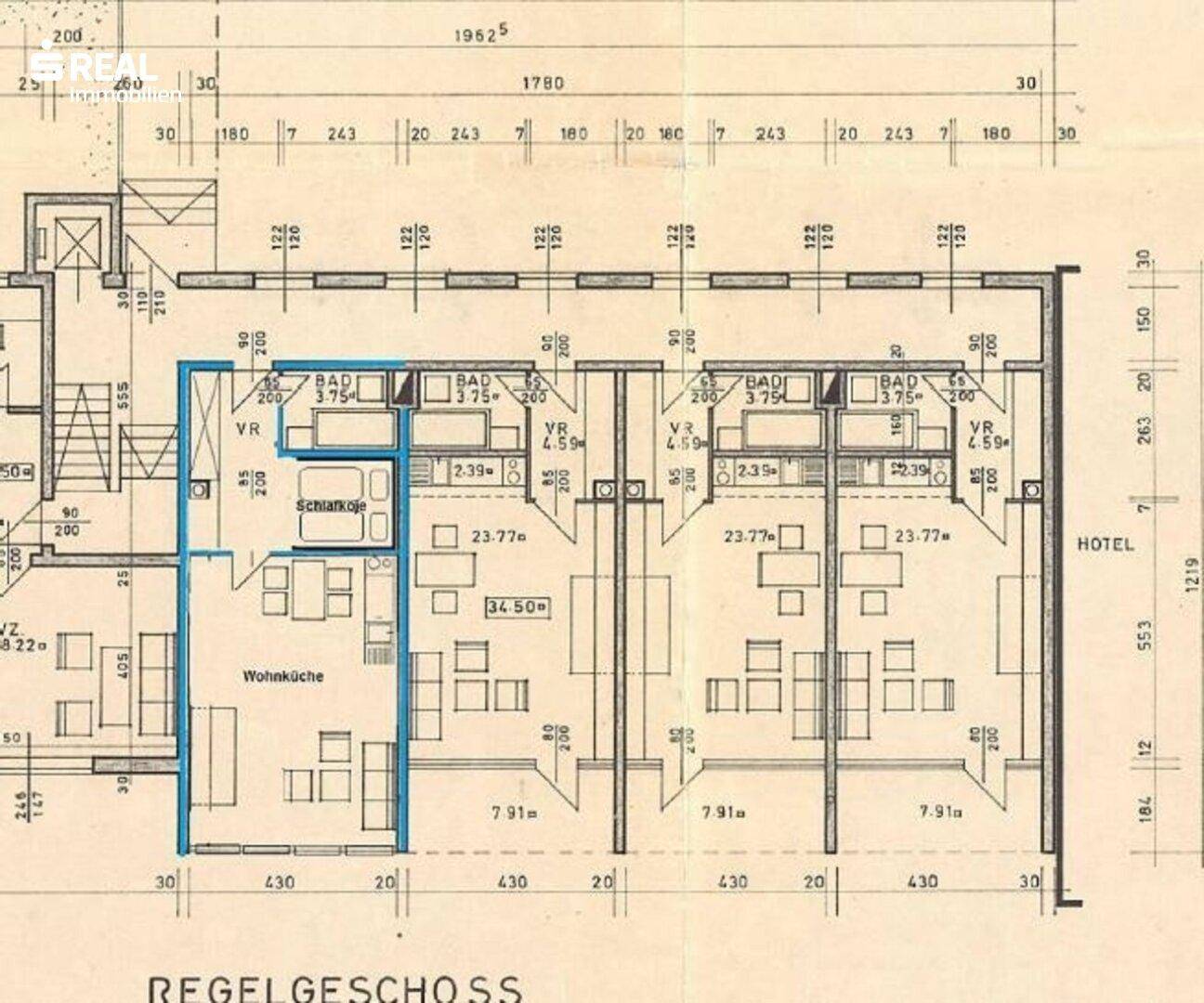 Grundrissplan eines Regelgeschosses mit mehreren Wohneinheiten und Bädern.