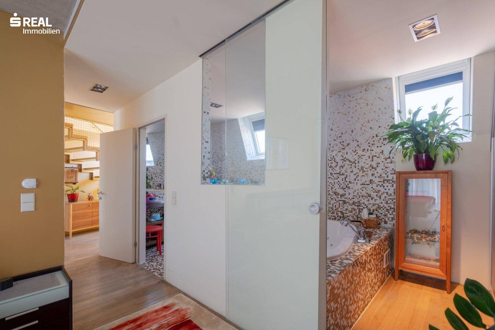 Flur mit Zugang zu Schlafzimmer und Badezimmer, mit Holzboden.