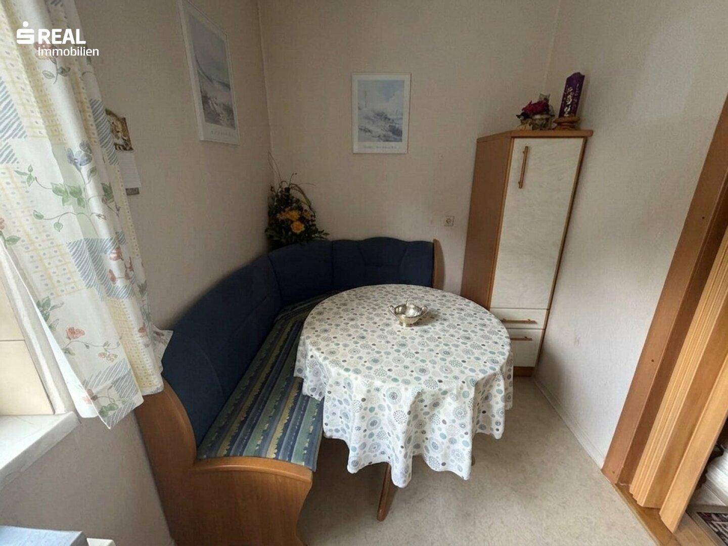 Gemütliche Essecke mit Eckbank und rundem Tisch, ideal für gemeinsame Mahlzeiten.