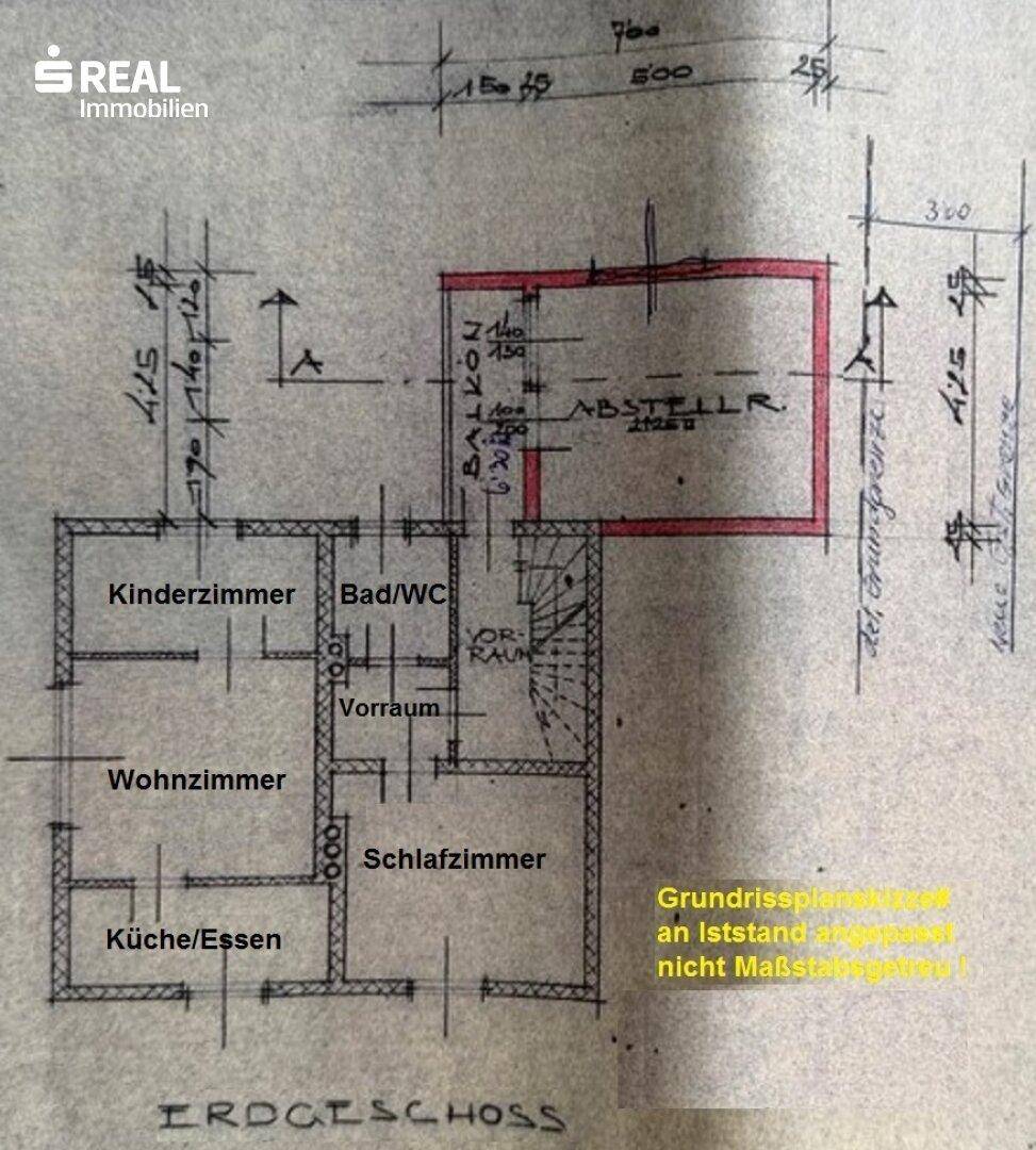 Grundrissplan des Erdgeschosses mit Wohnzimmer, Küche/Essen und Schlafzimmer.
