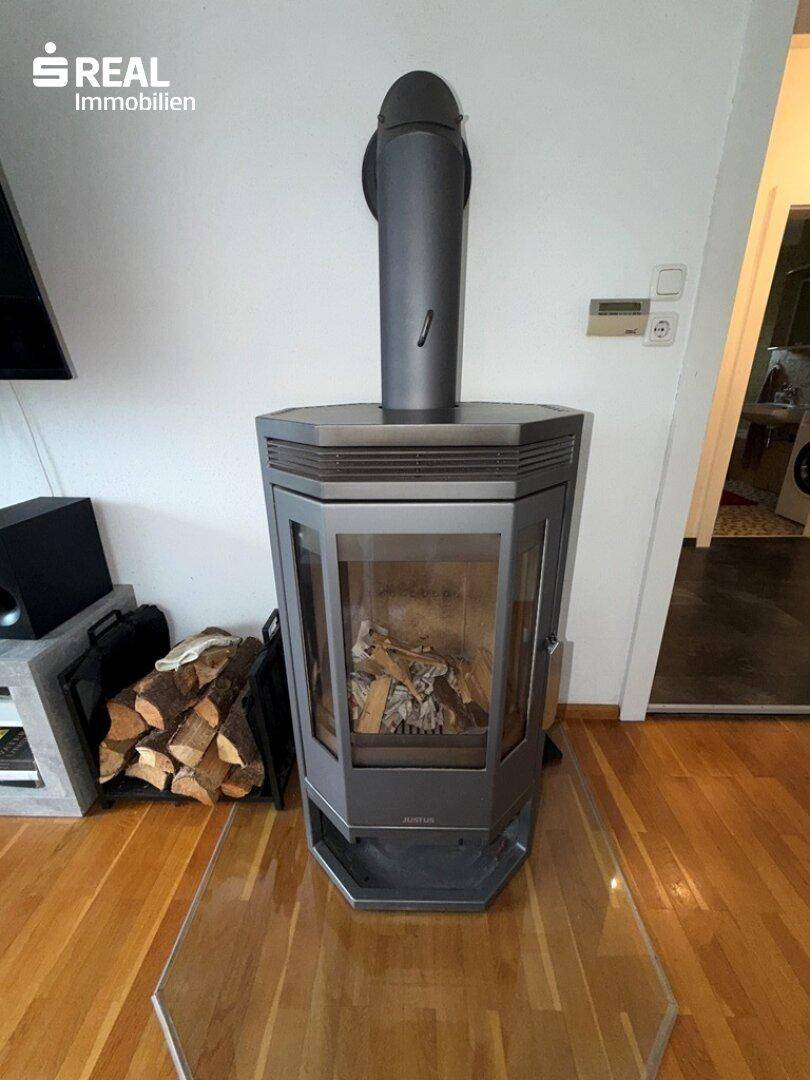 Moderner Holzofen im Wohnzimmer, bereit für gemütliche Stunden am Feuer.