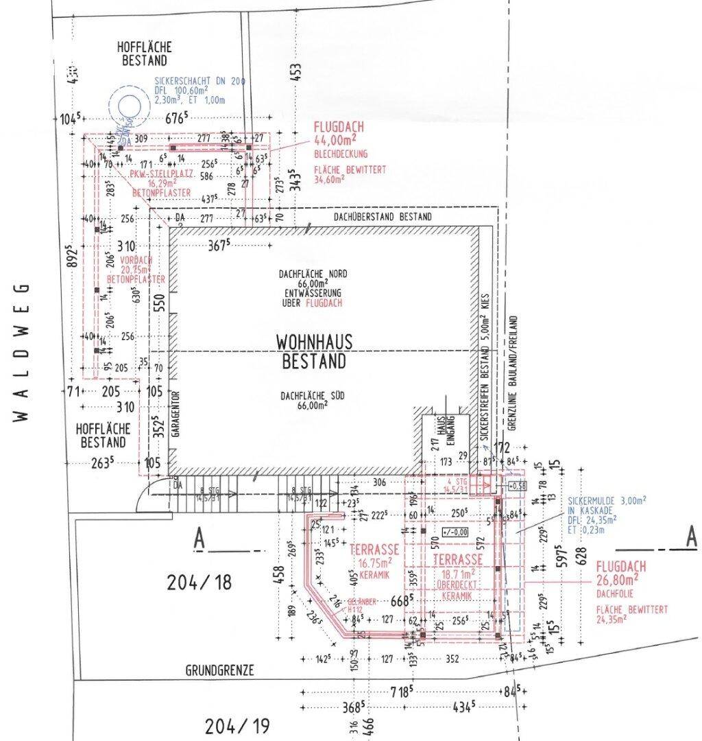 Lageplan des Wohnhauses mit umliegenden Flächen, Terrassen und Flugdächern.