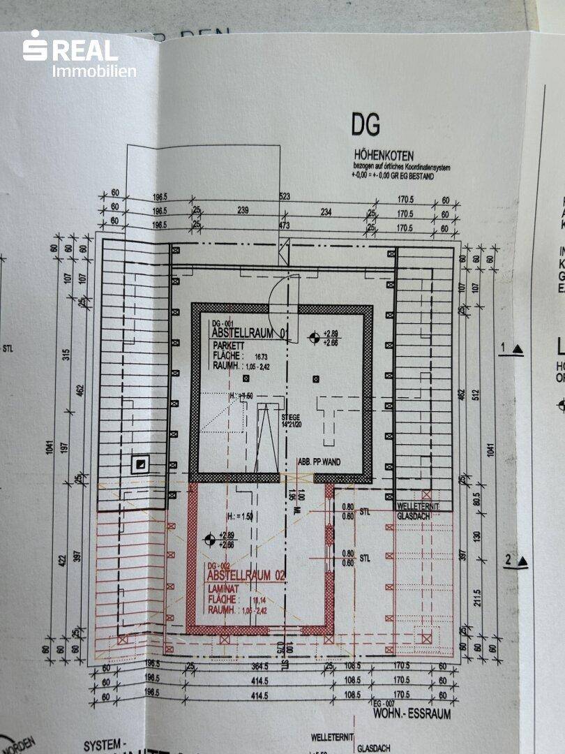 Grundriss des Dachgeschosses mit Abstellräumen und Dachschrägen.