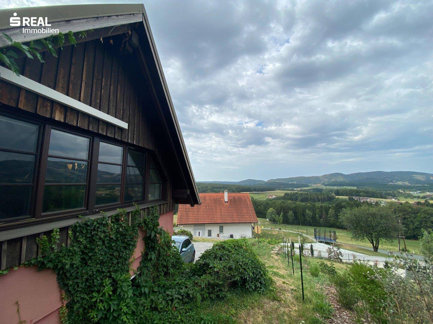 Weitläufiger Blick über die grüne Landschaft und Hügel von der Immobilie aus.