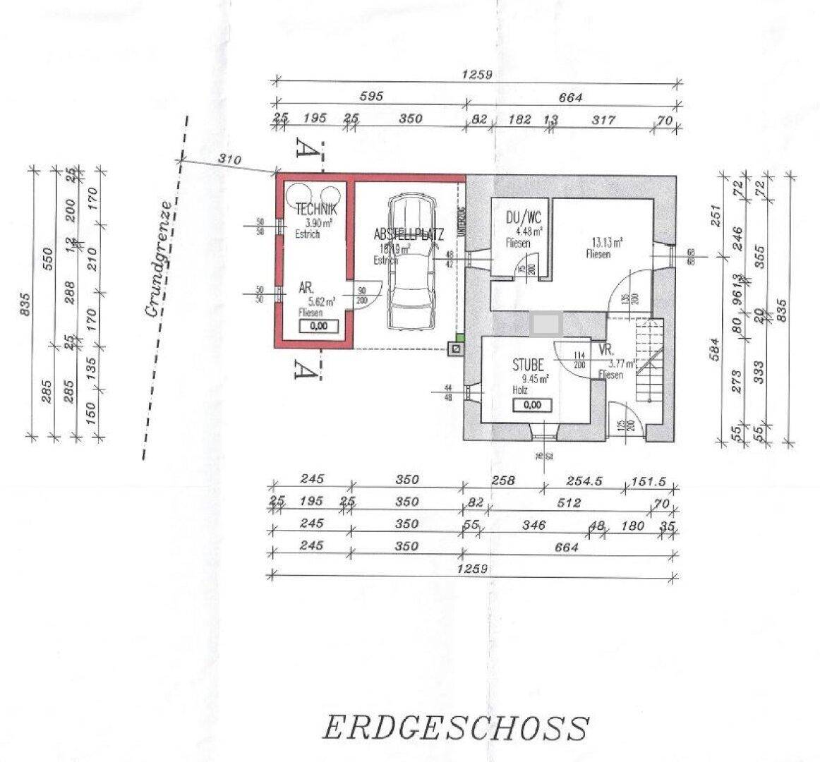 Grundriss des Erdgeschosses mit Technikraum, Abstellplatz, Bad und Wohnbereich.