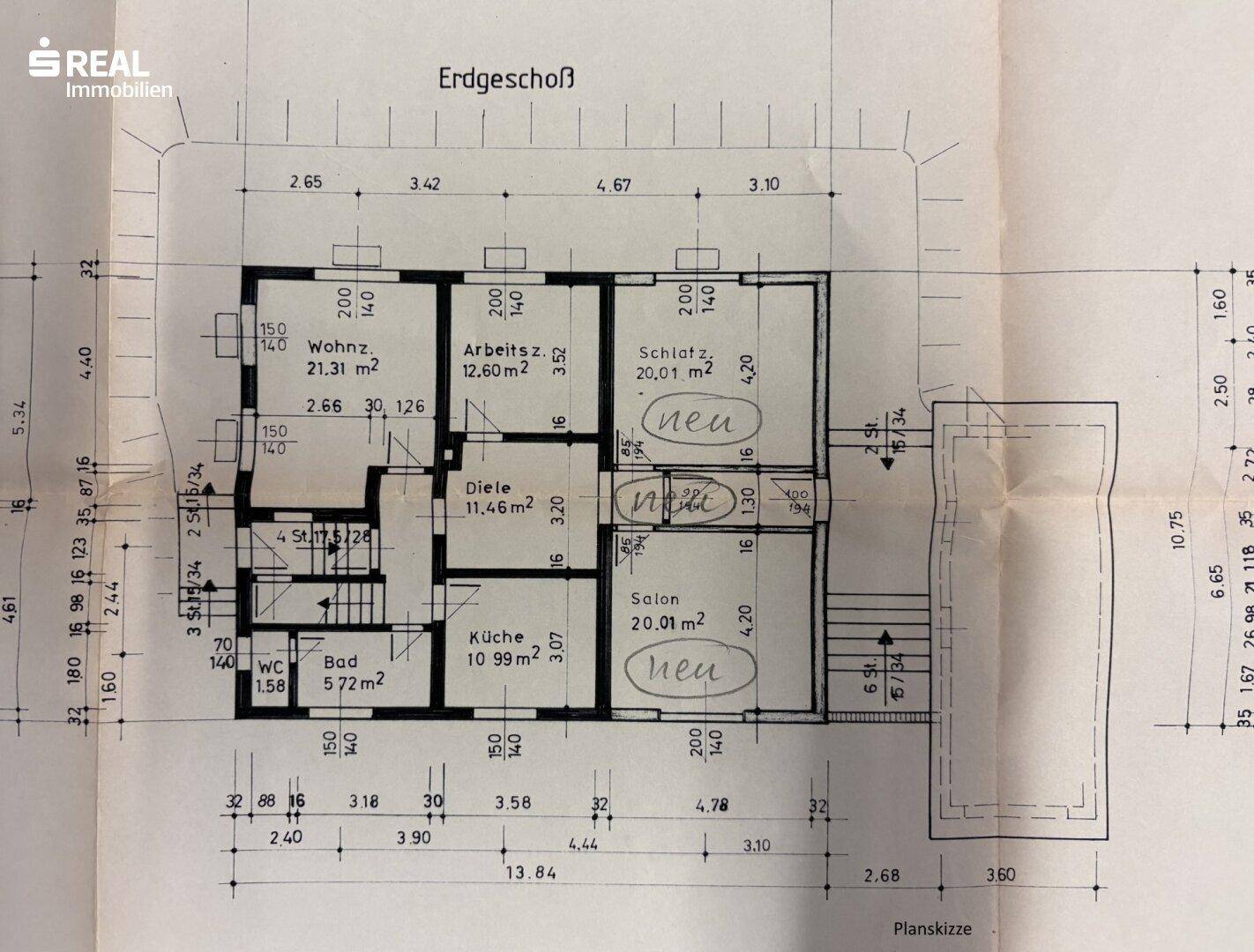 Grundriss des Erdgeschosses mit Wohnzimmer, Küche, Bad und Schlafzimmern.