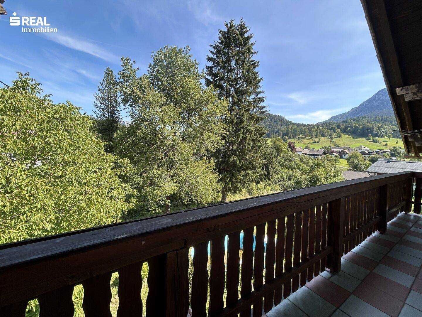 Balkon mit atemberaubendem Panoramablick auf die umliegenden Berge und die grüne Natur.