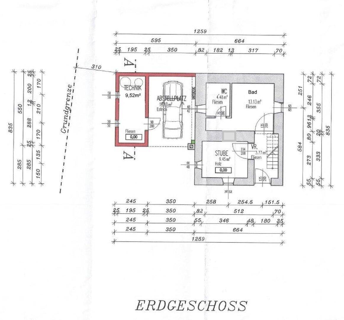 Grundriss des Erdgeschosses mit Bad, separatem WC, Wohnzimmer, Technikraum und Abstellplatz.