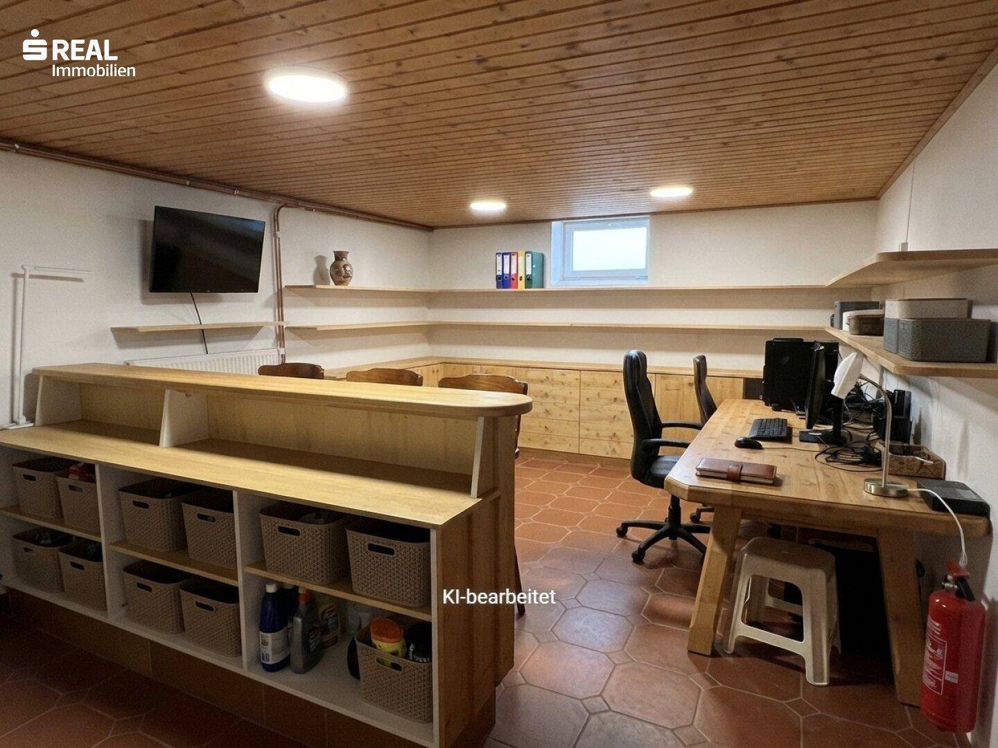 Funktionaler Kellerraum als Büro eingerichtet mit Holzregalen und Arbeitsplätzen.