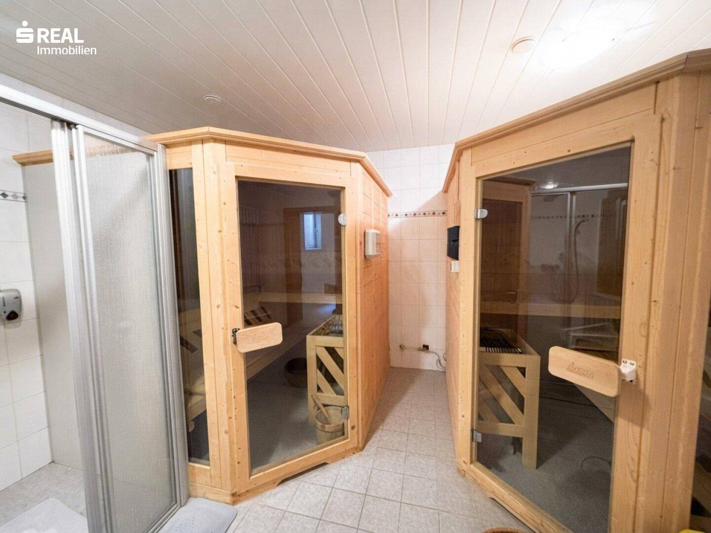 Wellnessbereich mit zwei Holzsaunen und einer Duschkabine, ideal zur Entspannung.