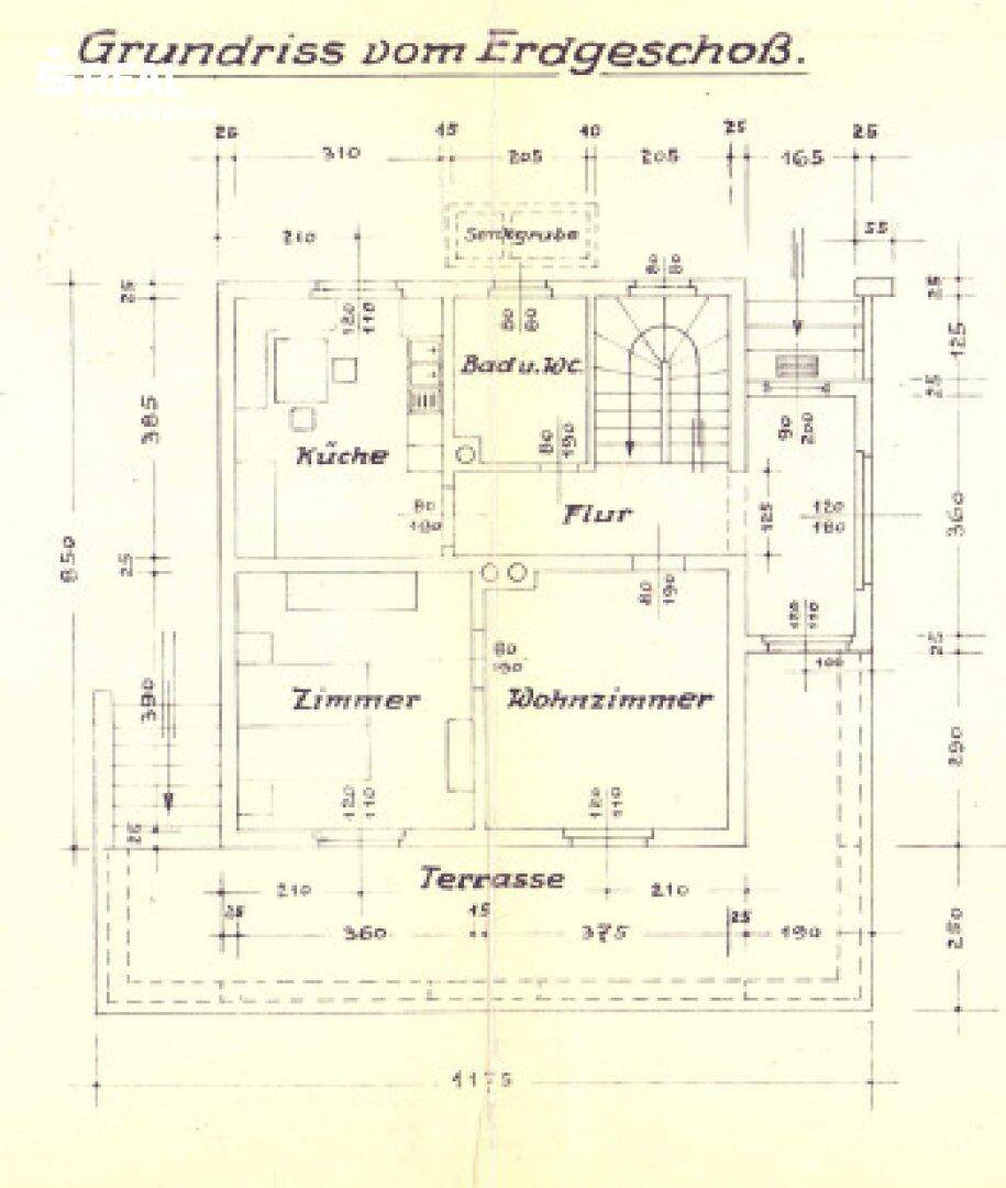 Grundriss des Erdgeschosses mit Küche, Wohnzimmer, Zimmer, Bad und Terrasse.