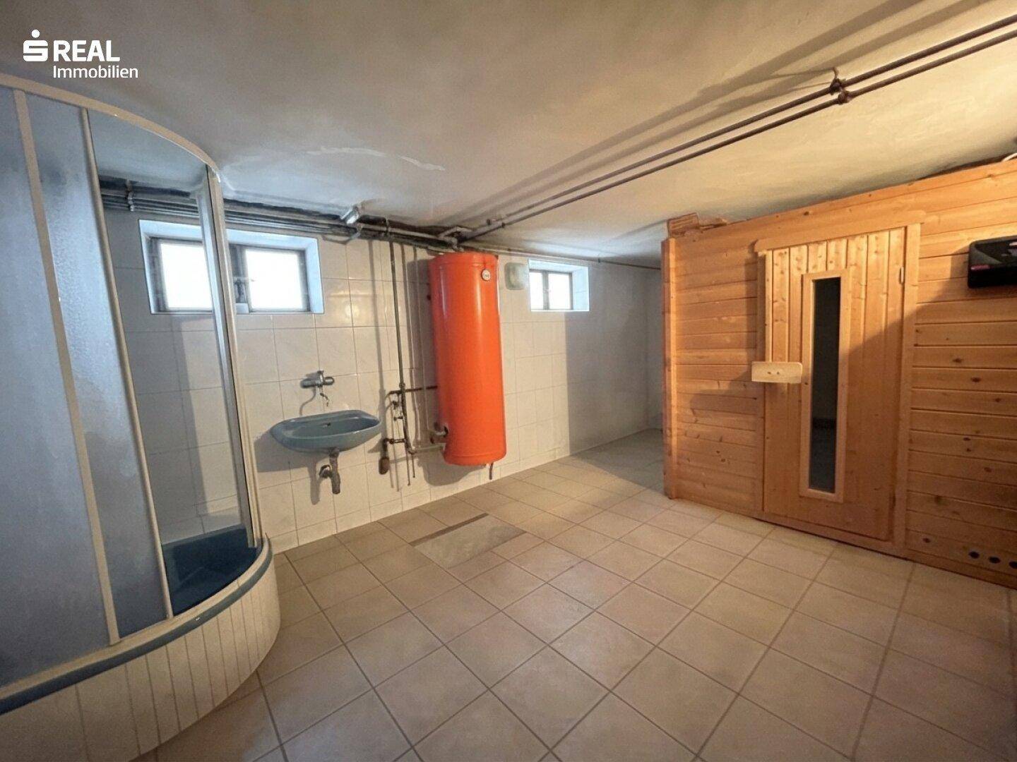 Kellerraum mit Sauna, Dusche und Warmwasserspeicher.
