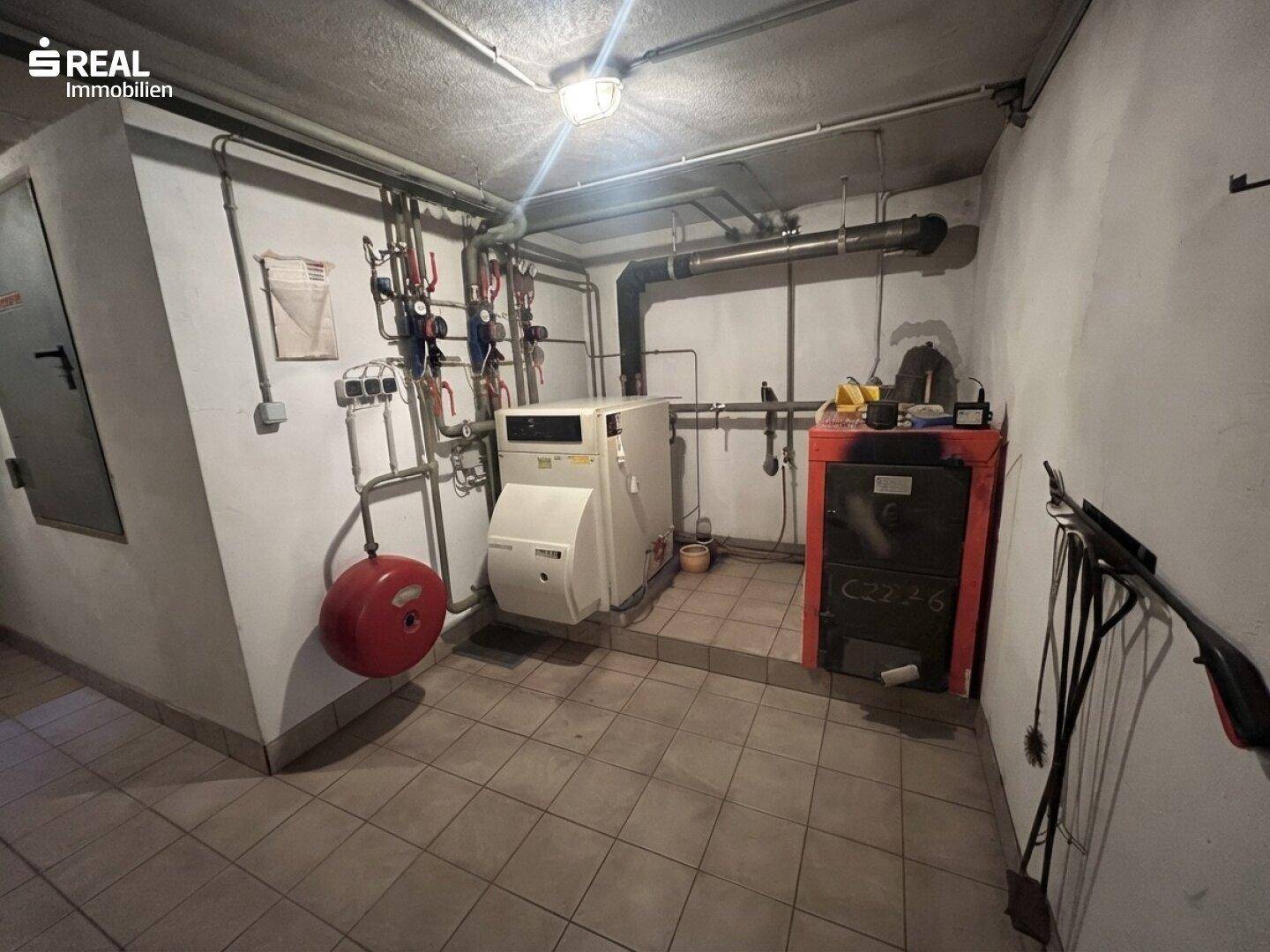 Heizungsraum im Keller mit Heizkessel und Warmwasserspeicher.