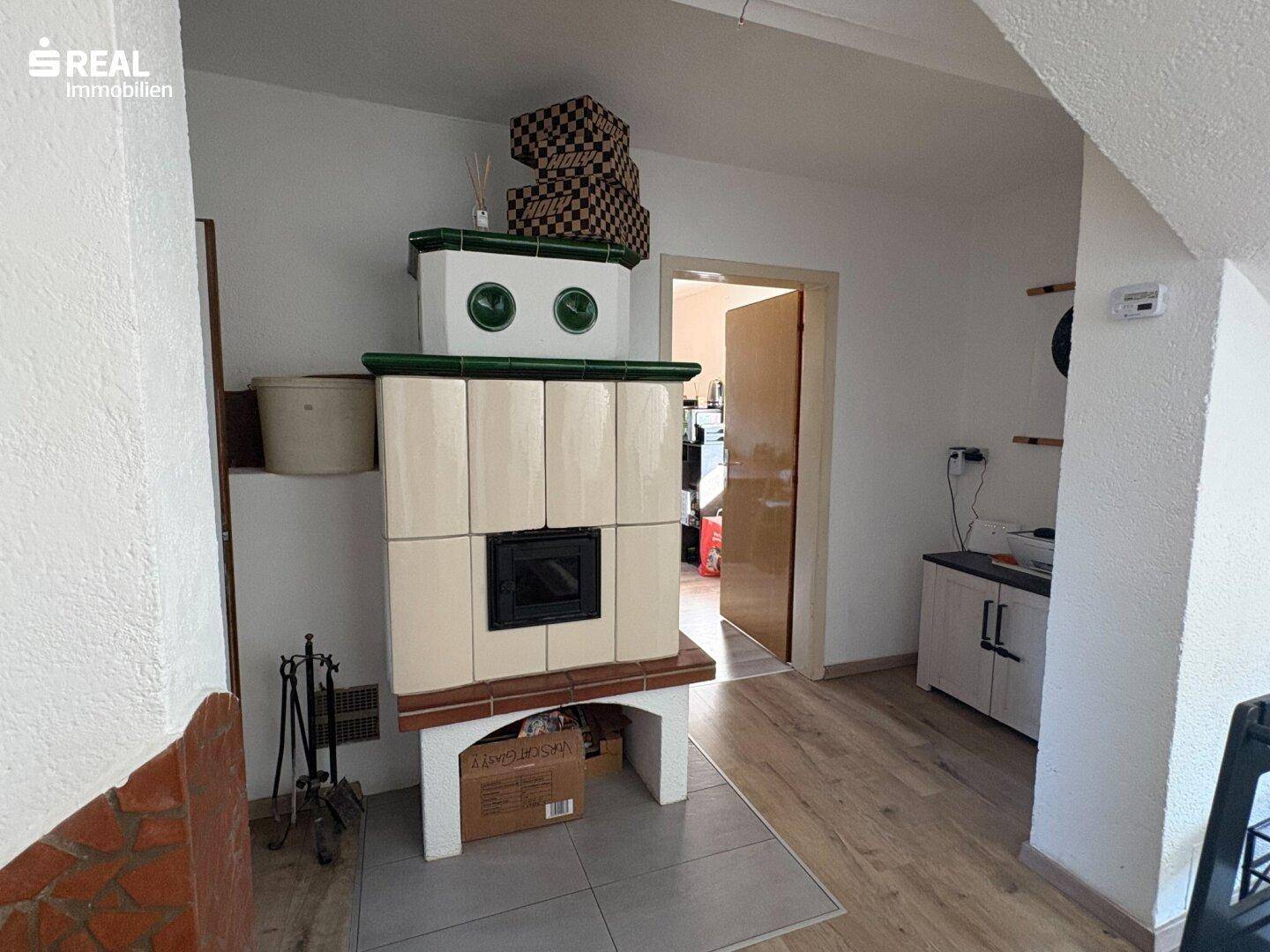 Traditioneller Kachelofen als zentrale Wärmequelle und dekoratives Element im Wohnbereich.