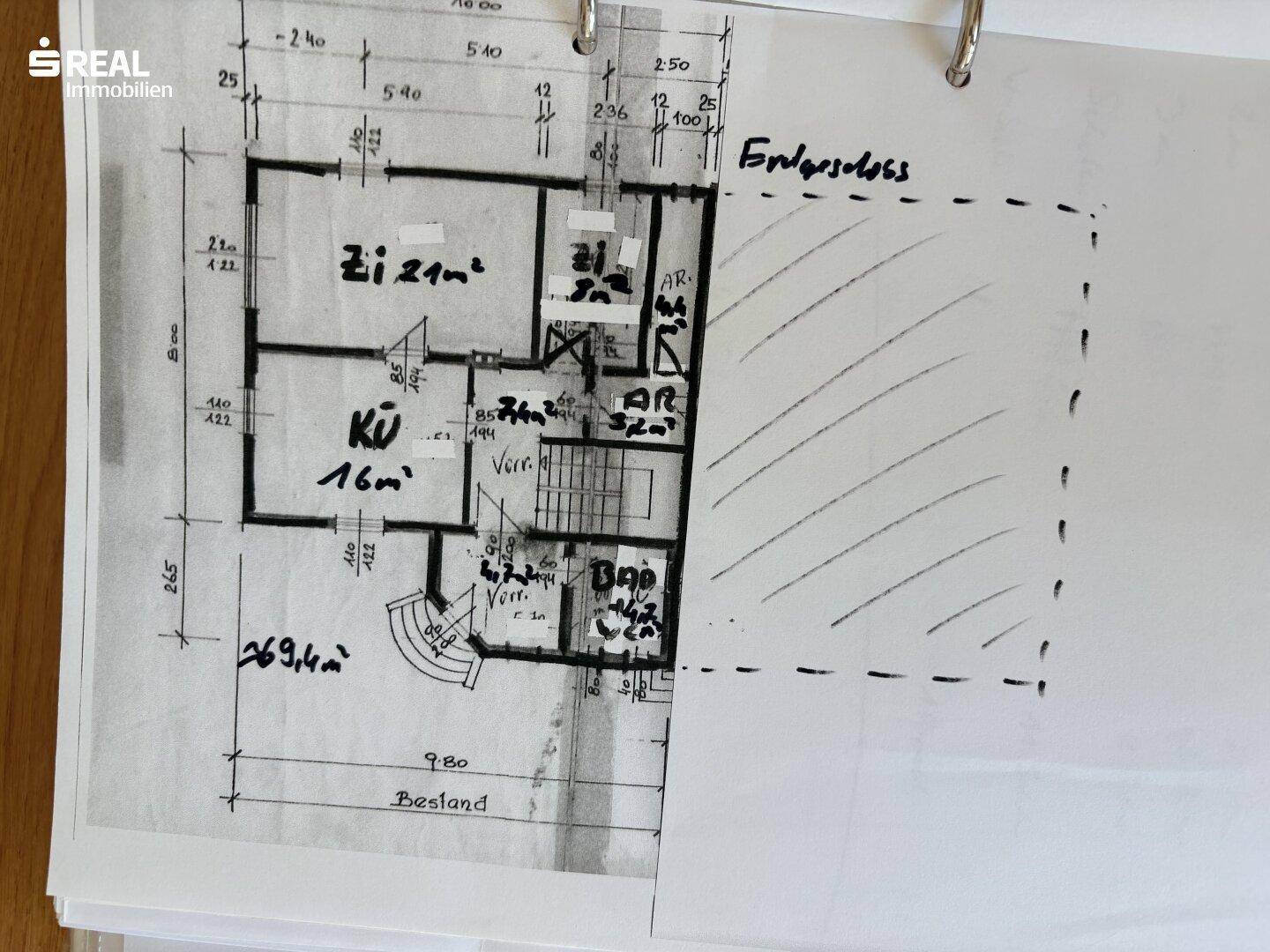Grundriss des Erdgeschosses mit Zimmern, Küche, Bad, Abstellraum und Treppenhaus.