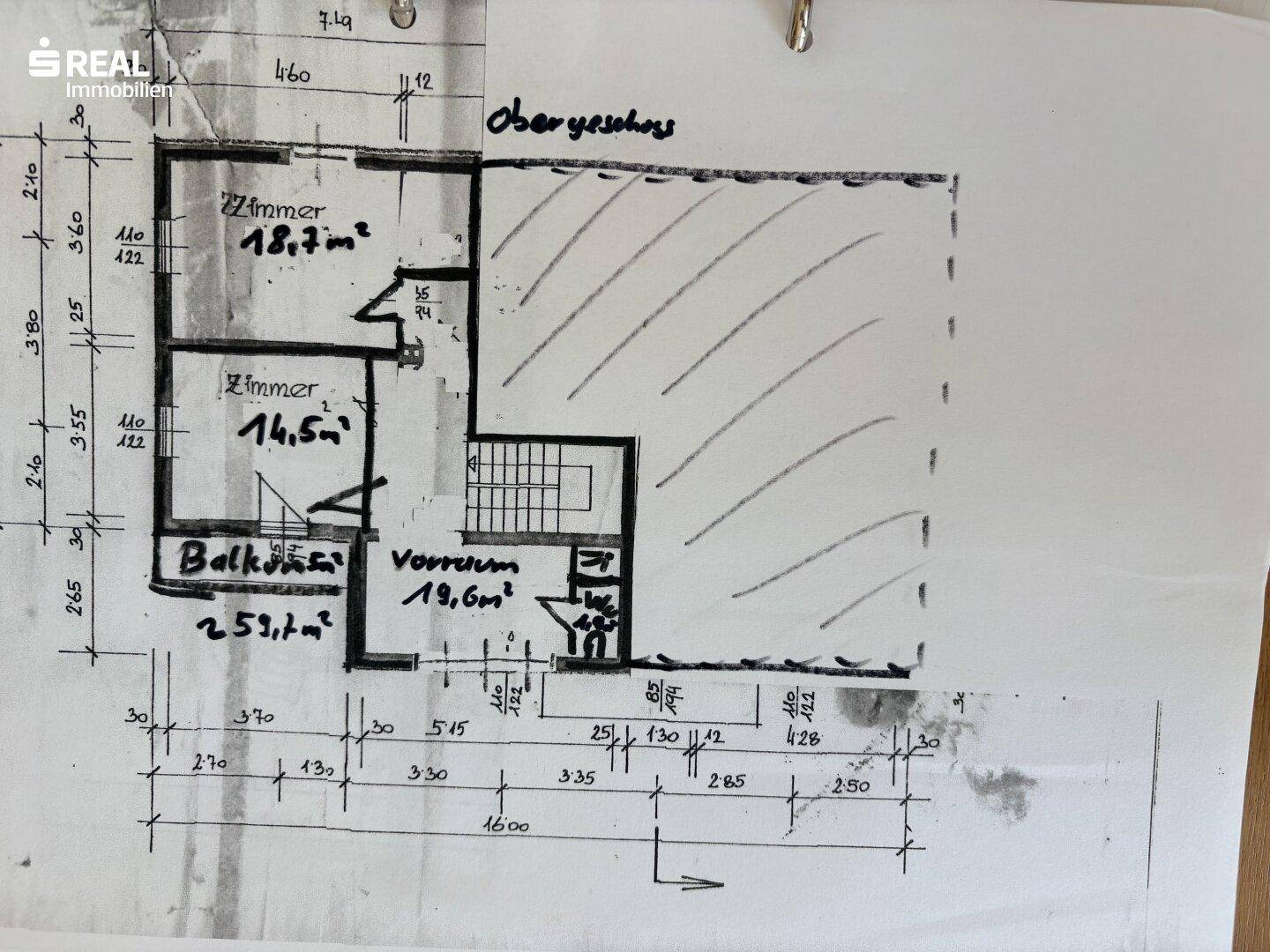 Grundriss des Obergeschosses mit zwei Zimmern, Balkon, WC und Treppenhaus.