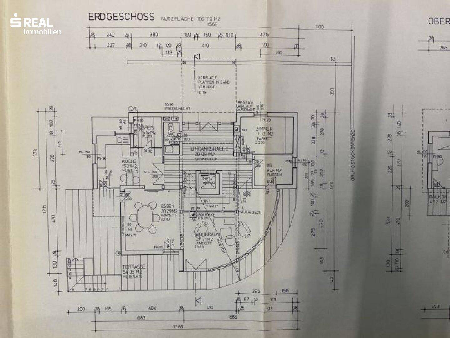 Grundriss des Erdgeschosses mit offenem Wohn- und Essbereich sowie Zugang zur Terrasse.