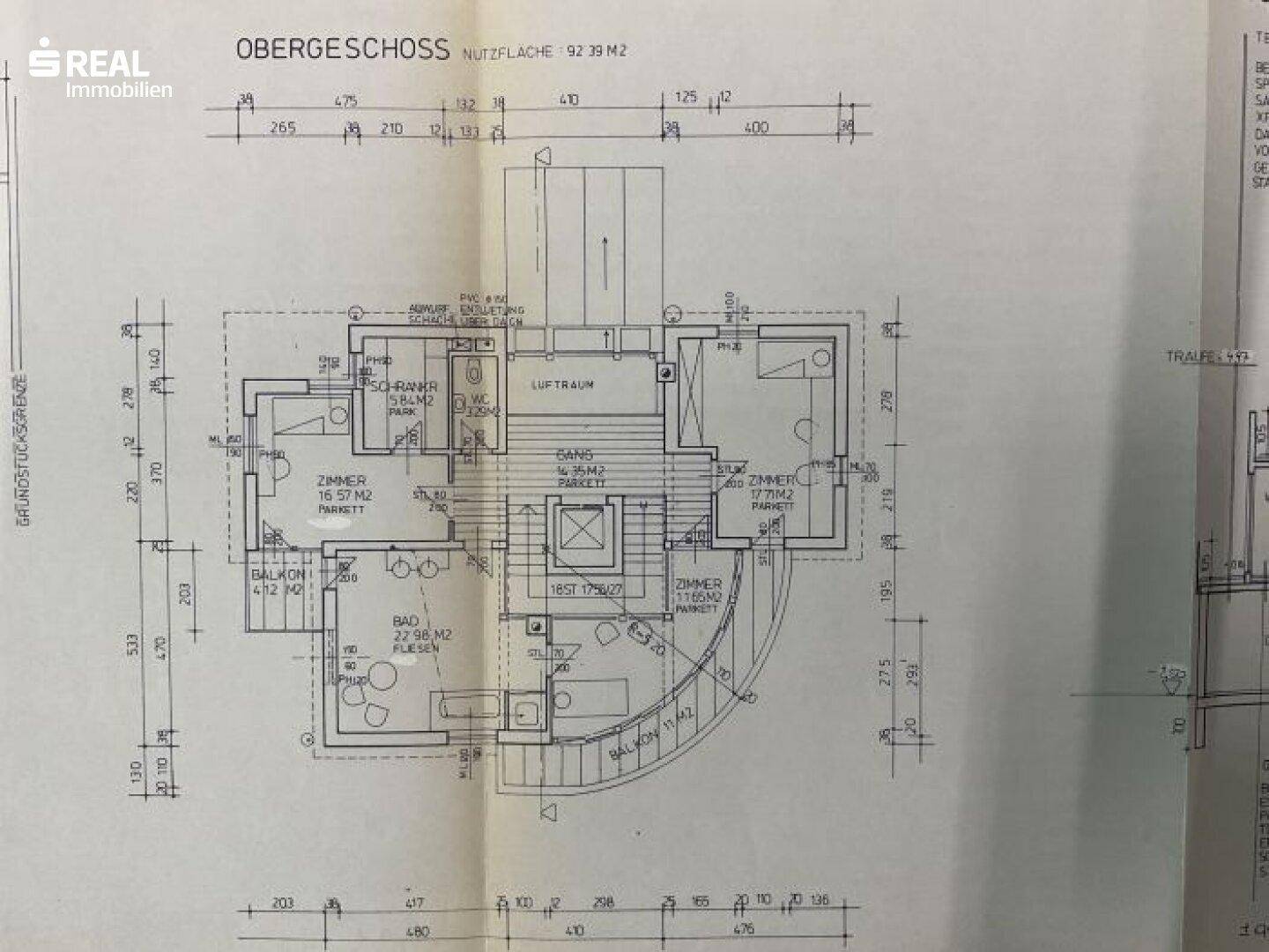 Grundriss des Obergeschosses mit Schlafzimmern, zwei Bädern und Balkonzugang.