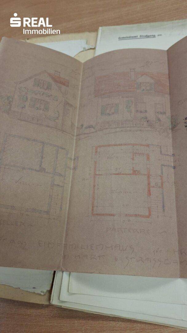 Mehrere historische Bauzeichnungen eines Einfamilienhauses, inklusive Ansichten und Grundrissen.