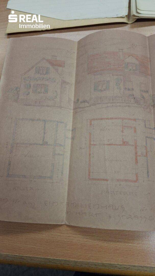 Sammlung von historischen Bauzeichnungen, die verschiedene Ansichten eines Hauses auf altem Papier zeigen.