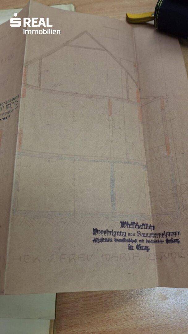 Historische Zeichnung eines Gebäudeschnitts mit sichtbarer Dachkonstruktion und architektonischen Details.
