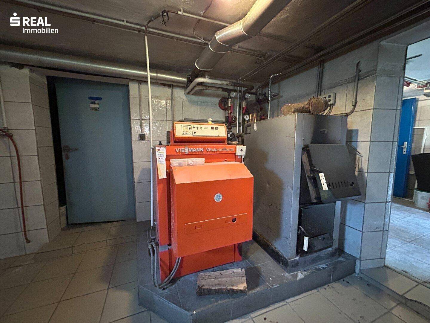 Heizungsraum im Keller mit Viessmann-Heizkessel und Warmwasserboiler.