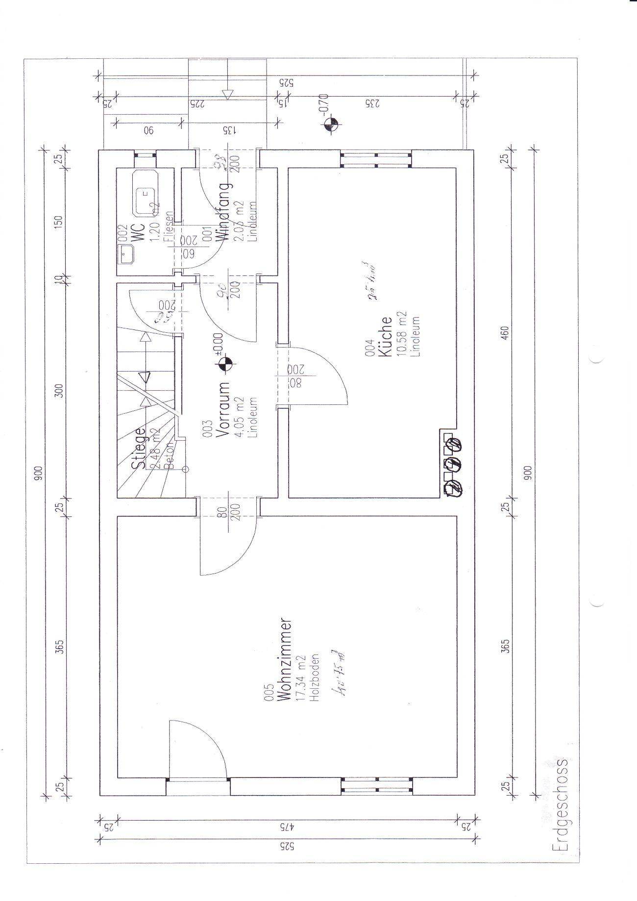 Grundriss des Erdgeschosses mit Wohnzimmer, Küche, WC und Treppenaufgang.