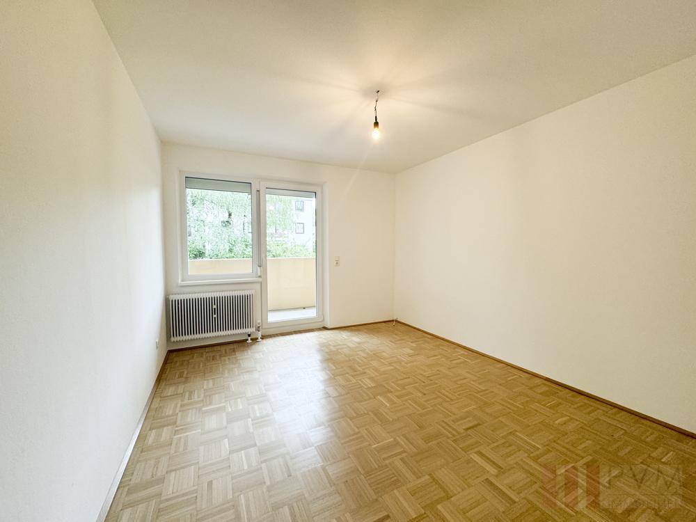 Schlafzimmer mit zugang zum Balkon