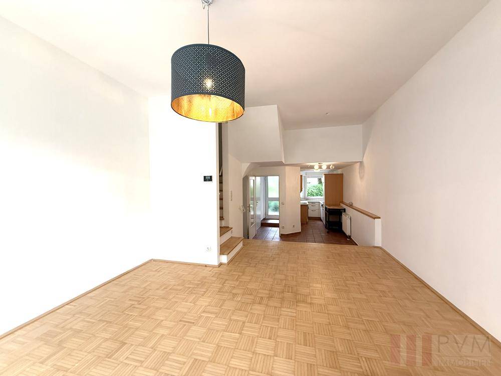 Wohnraum mit Blick in die Küche